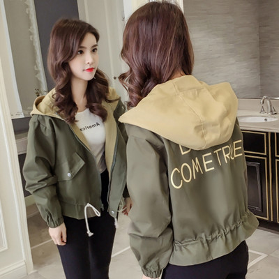 Női kabát kapucnival és zsebbel