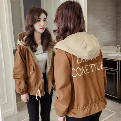 Női kabát kapucnival és zsebbel