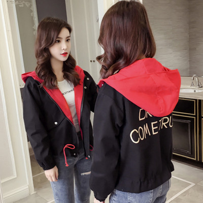 Női kabát kapucnival és zsebbel