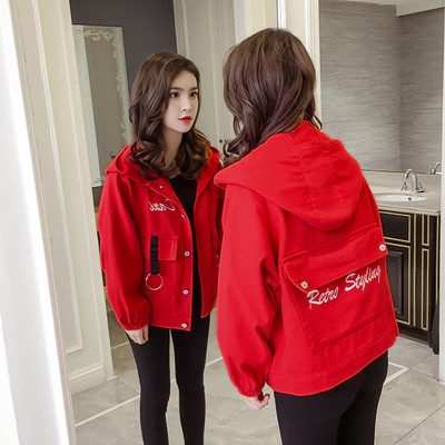 Női kabát kapucnival és zsebbel