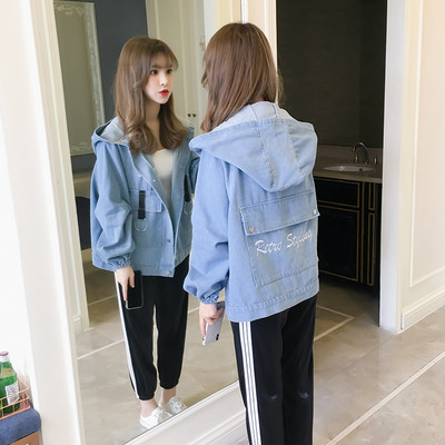 Női kabát kapucnival és zsebbel