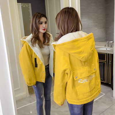 Női kabát kapucnival és zsebbel