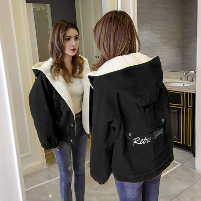 Női kabát kapucnival és zsebbel