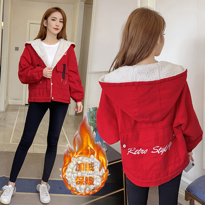 Női kabát kapucnival és zsebbel