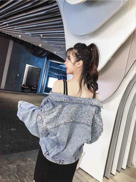 Naiste sügisjope tikandite ja pärlitega