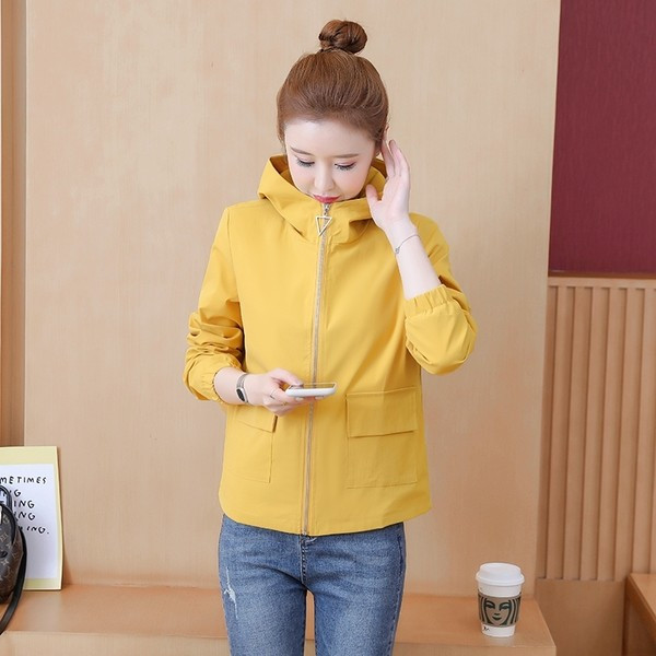 Női rövid kabát virággal és cipzárral