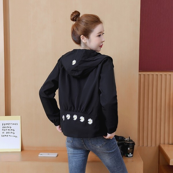 Női rövid kabát virággal és cipzárral