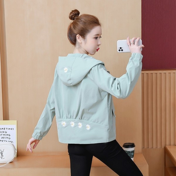 Női rövid kabát virággal és cipzárral