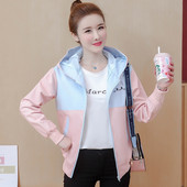 Színes női kabát cipzárral és kapucnival