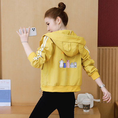 Színes női kabát cipzárral és kapucnival