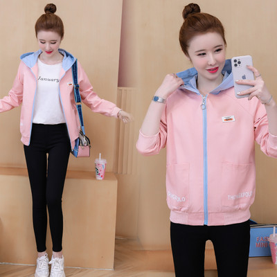 Színes női kabát cipzárral és kapucnival