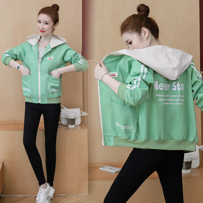 Színes női kabát cipzárral és kapucnival