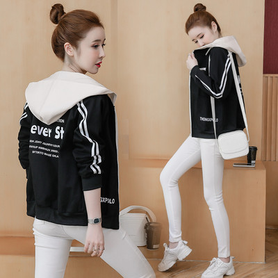 Színes női kabát cipzárral és kapucnival