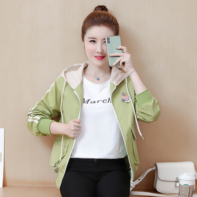 Színes női kabát cipzárral és kapucnival