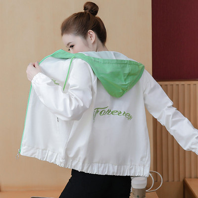 Színes női kabát cipzárral és kapucnival