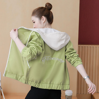 Színes női kabát cipzárral és kapucnival