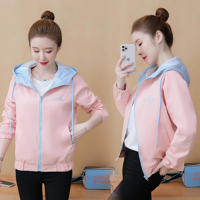 Színes női kabát cipzárral és kapucnival