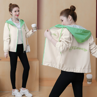 Színes női kabát cipzárral és kapucnival