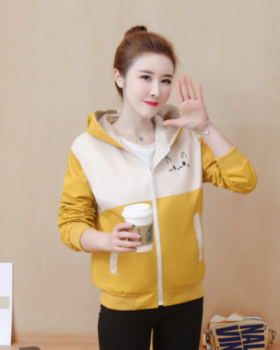 Színes női kabát cipzárral és kapucnival