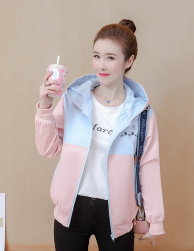 Színes női kabát cipzárral és kapucnival