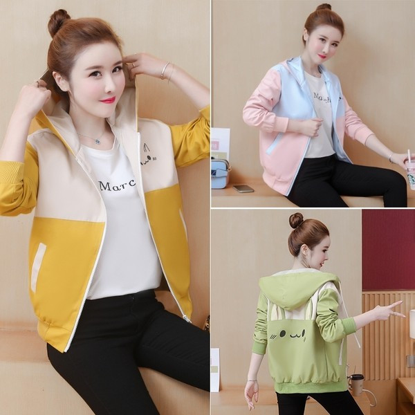 Színes női kabát cipzárral és kapucnival