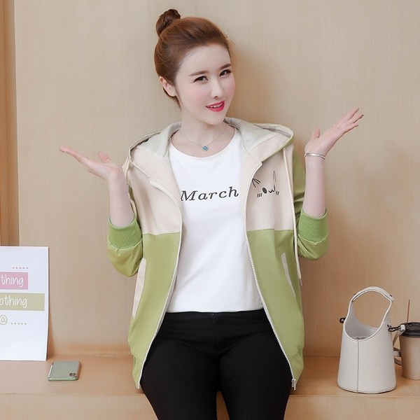 Színes női kabát cipzárral és kapucnival