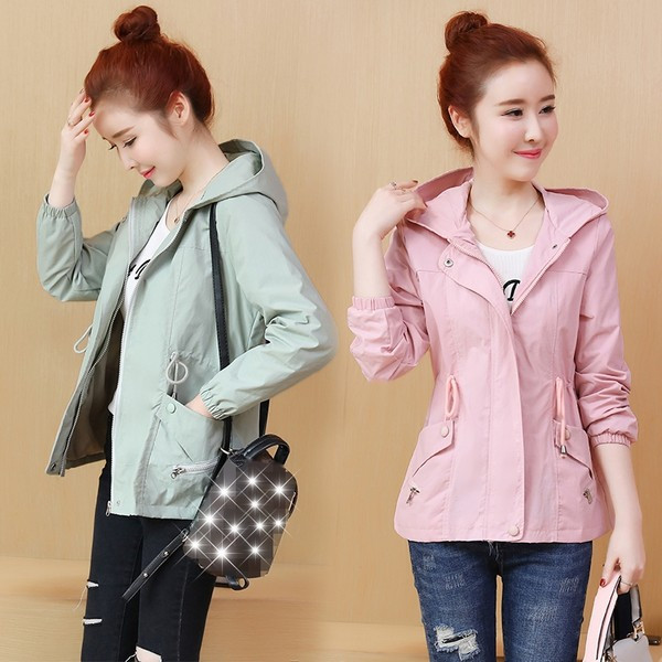 Ležerna ženska jakna s kapuljačom i džepom