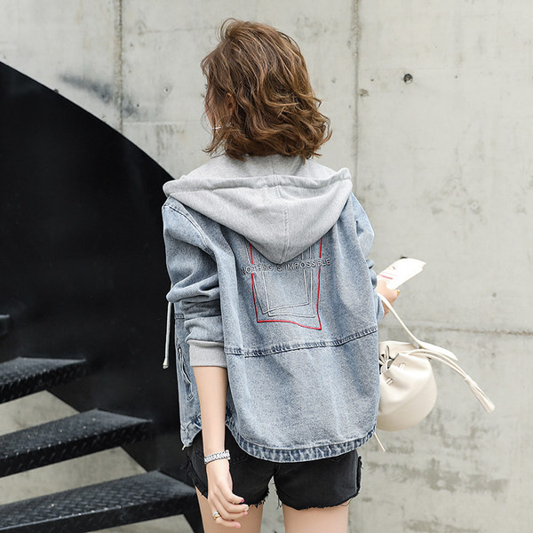 Női farmerdzseki színes kapucnival és zsebbel