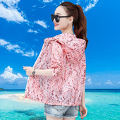 Női kabát kapucnival és dekoratív mintával, nagy gallérral