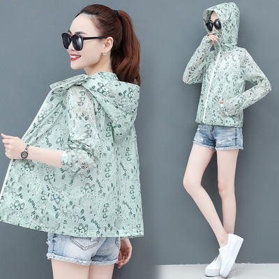 Női kabát kapucnival és dekoratív mintával, nagy gallérral