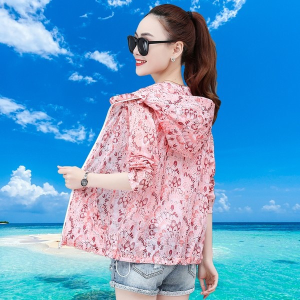 Női kabát kapucnival és dekoratív mintával, nagy gallérral