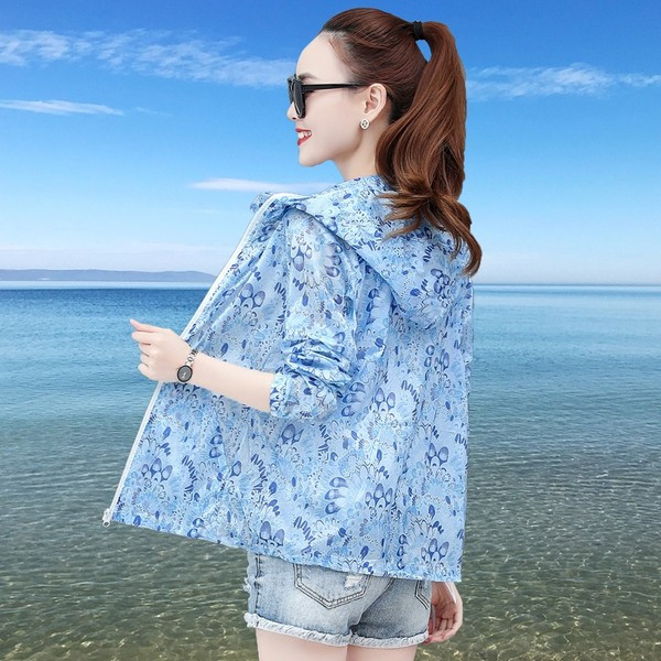 Női kabát kapucnival és dekoratív mintával, nagy gallérral