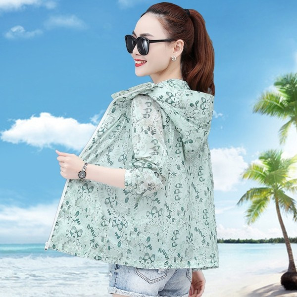 Női kabát kapucnival és dekoratív mintával, nagy gallérral