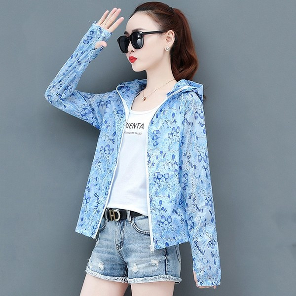 Női kabát kapucnival és dekoratív mintával, nagy gallérral