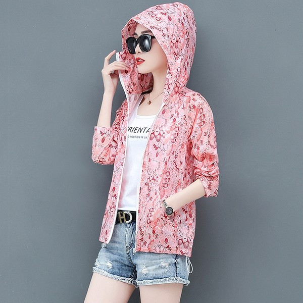 Női kabát kapucnival és dekoratív mintával, nagy gallérral