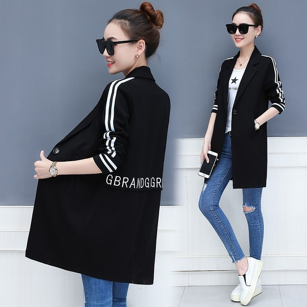 Keskmise pikkusega sügisene naiste jope - puhas mudel