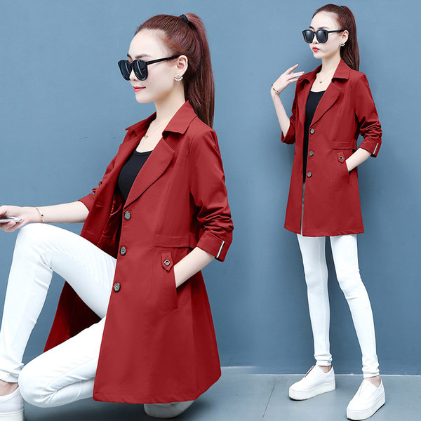 Keskmise pikkusega sügisene naiste jope - puhas mudel