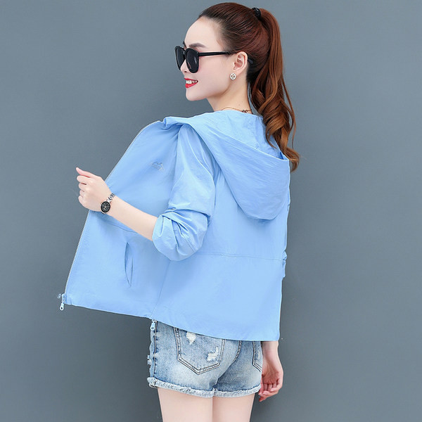 Női napkabát nyakkendővel és zsebbel