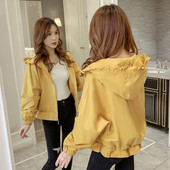 Női kabát gumival és kapucnival