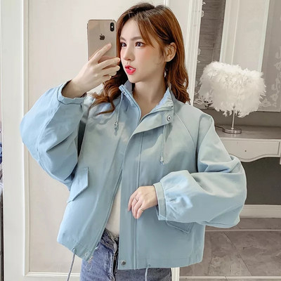 Női kabát gumival és kapucnival