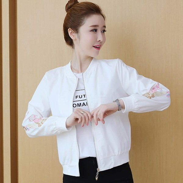 Naiste päikesekaitsejope, mille varrukal dekoratiivne tikandid