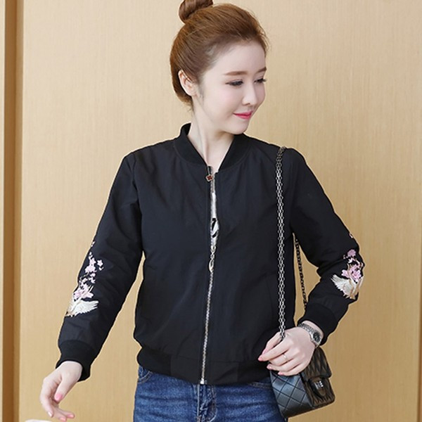 Naiste päikesekaitsejope, mille varrukal dekoratiivne tikandid