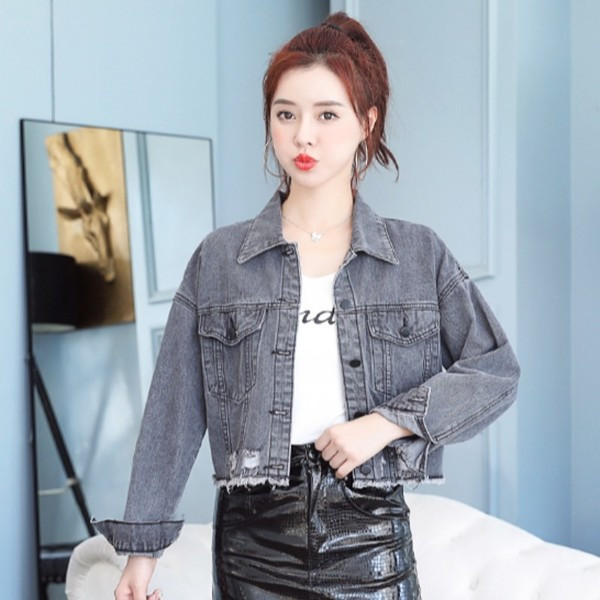 Női farmerdzseki szakadt elemekkel