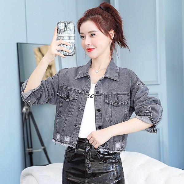 Női farmerdzseki szakadt elemekkel