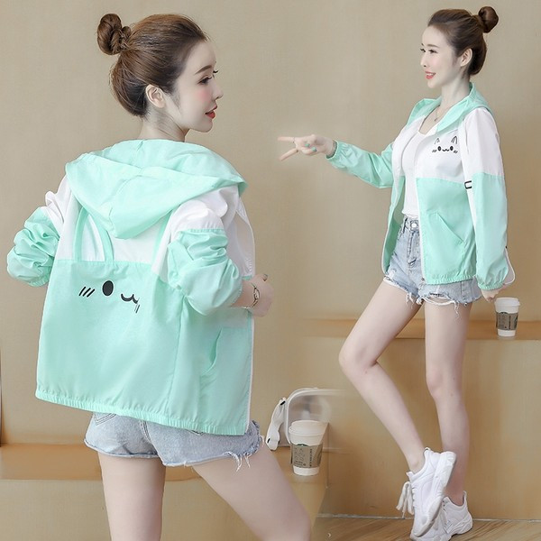 Női őszi kabát kapucnival és UV védelemmel