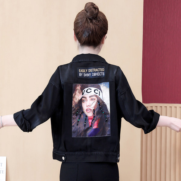 Női kabát rátéttel és zsebekkel