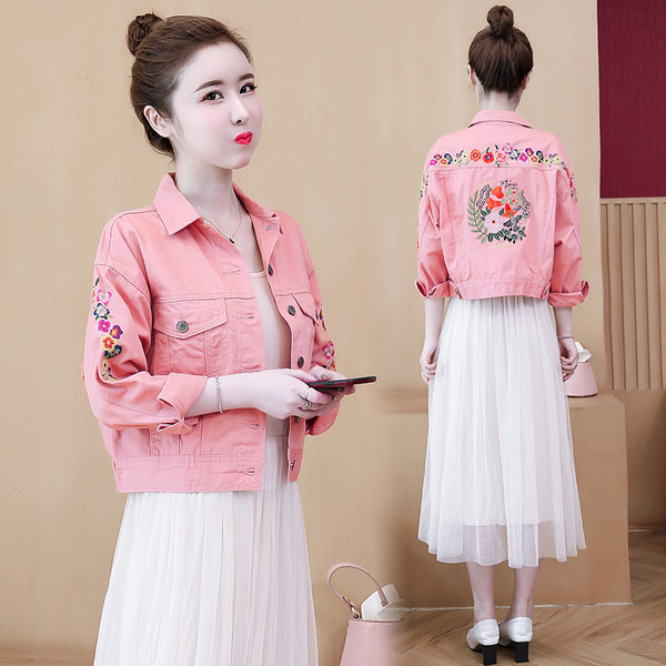 Női kabát rátéttel és zsebekkel