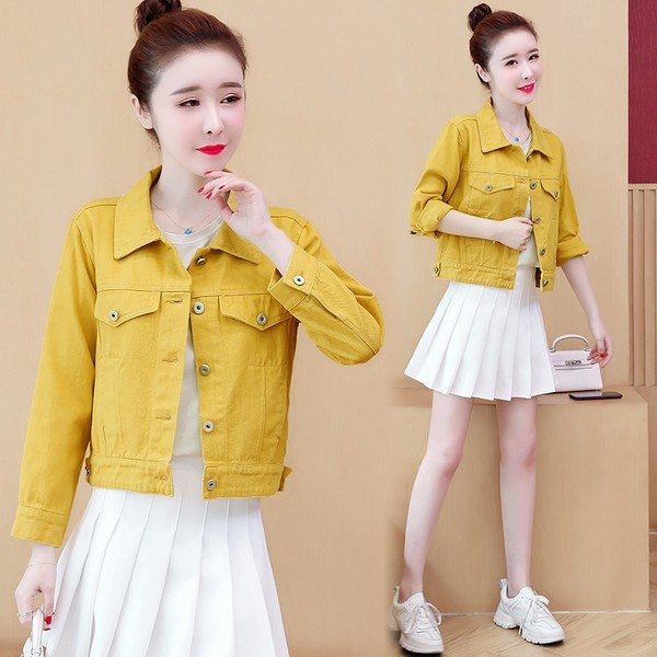 Női kabát rátéttel és zsebekkel