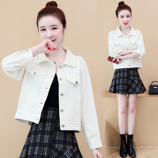 Női kabát rátéttel és zsebekkel