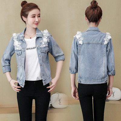 Γυναικείο τζιν μπουφάν με διακοσμητικά λουλούδια